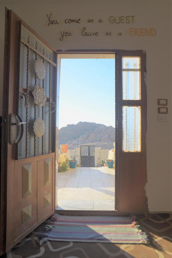 Happy Bedouin House Petra Bed & Breakfast Al Hayy Bagian luar foto