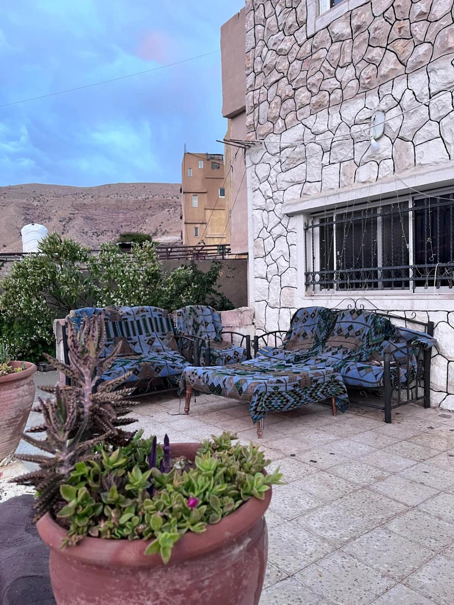 Happy Bedouin House Petra Bed & Breakfast Al Hayy Bagian luar foto