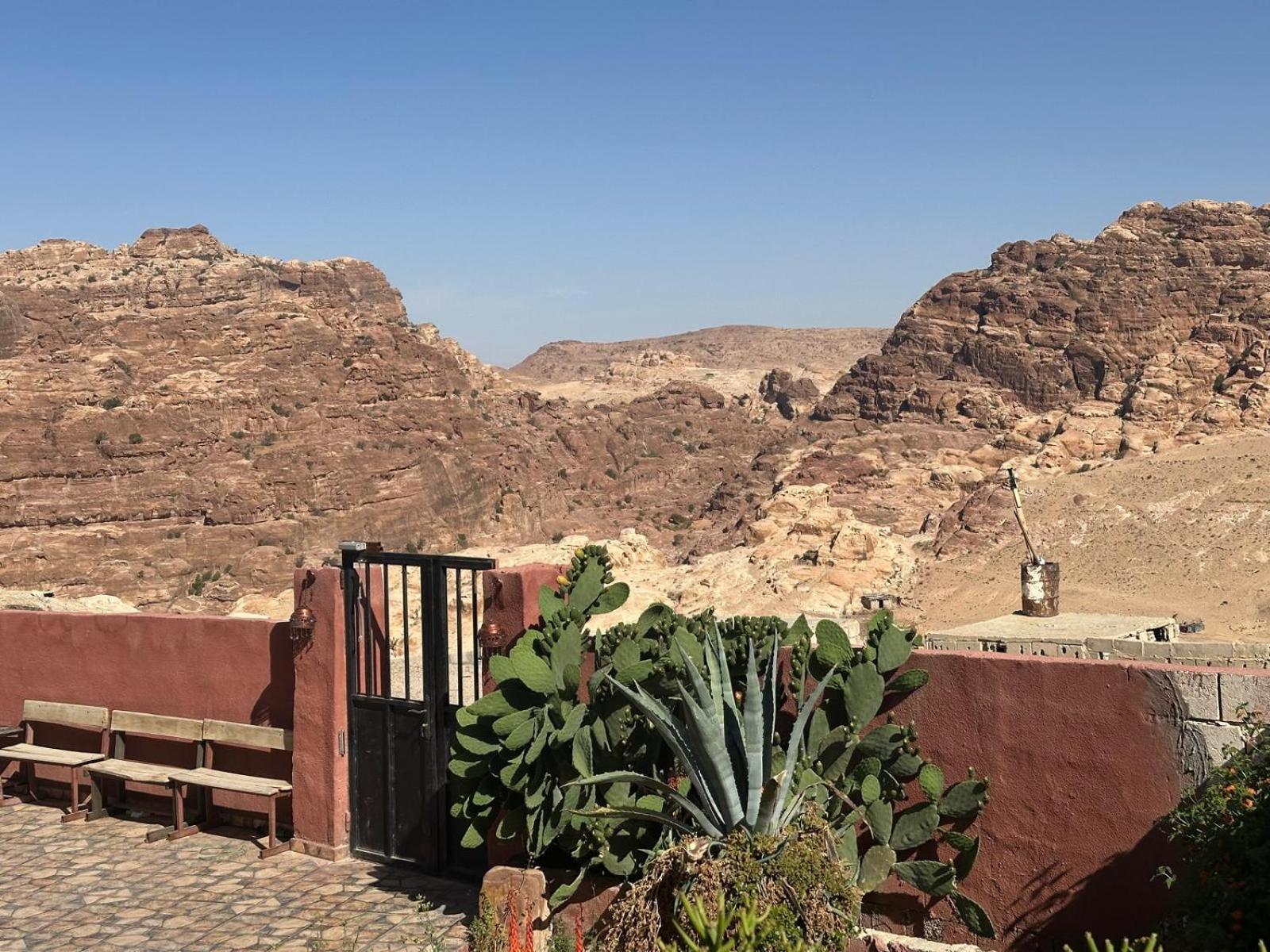Happy Bedouin House Petra Bed & Breakfast Al Hayy Bagian luar foto