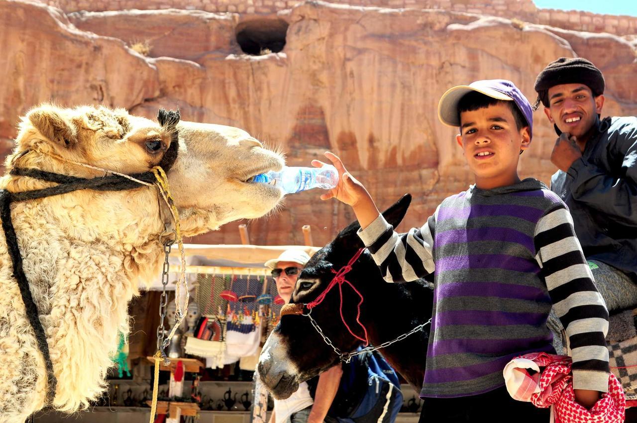 Happy Bedouin House Petra Bed & Breakfast Al Hayy Bagian luar foto